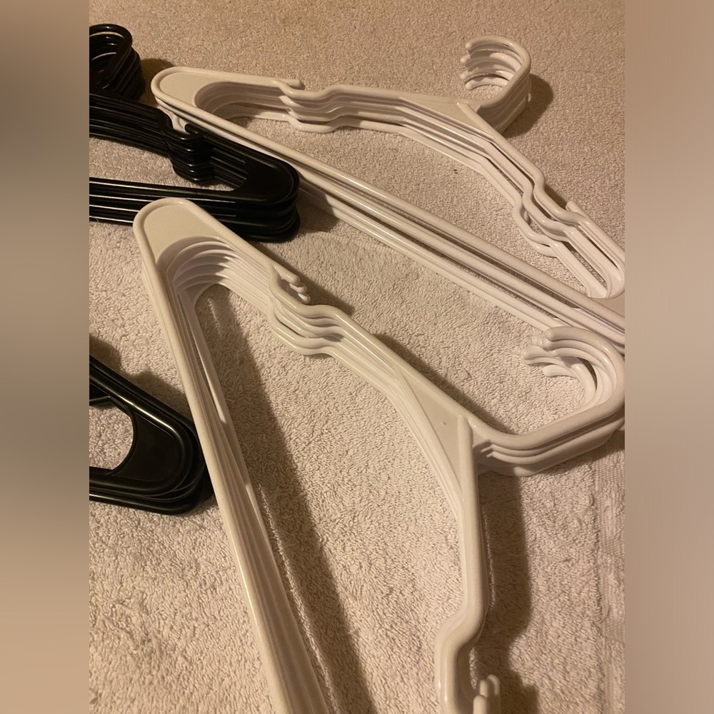30 Plastic Clothes Hangers Black: 15 and White: 15 - Picture 4 of 4